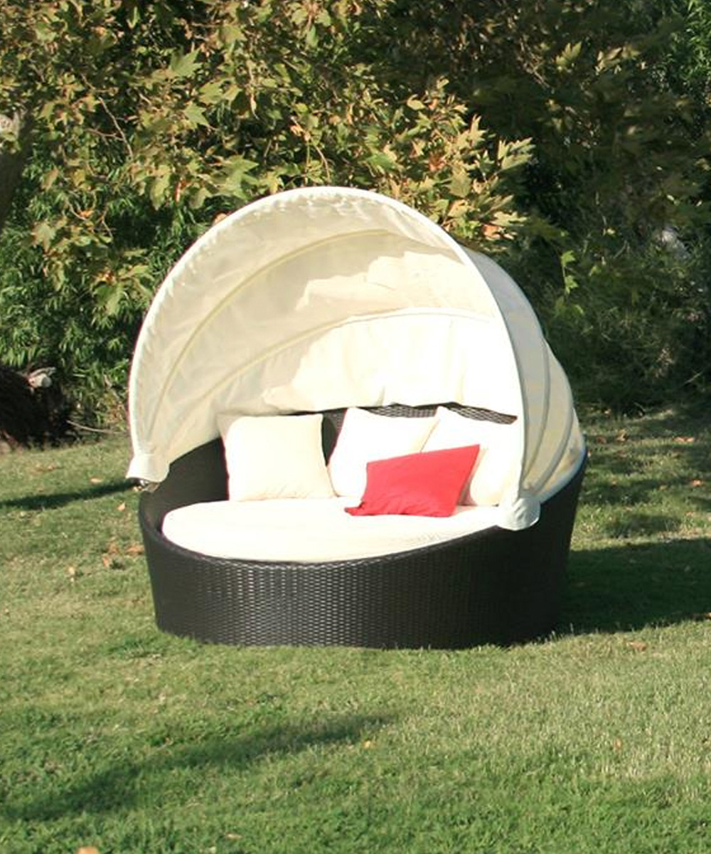Wicker Chaise Bed, Round